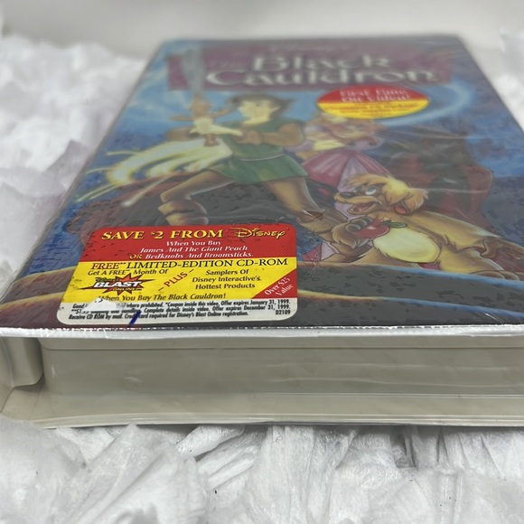 Walt Disney Home The Black Cauldron (Disney's Masterpiece) [VHS] Rated PG - Picture 6 of 7